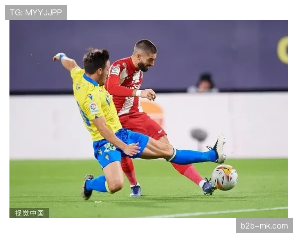 西甲：马德里竞技凭借一次快发任意球战术，由格列兹曼单刀破门